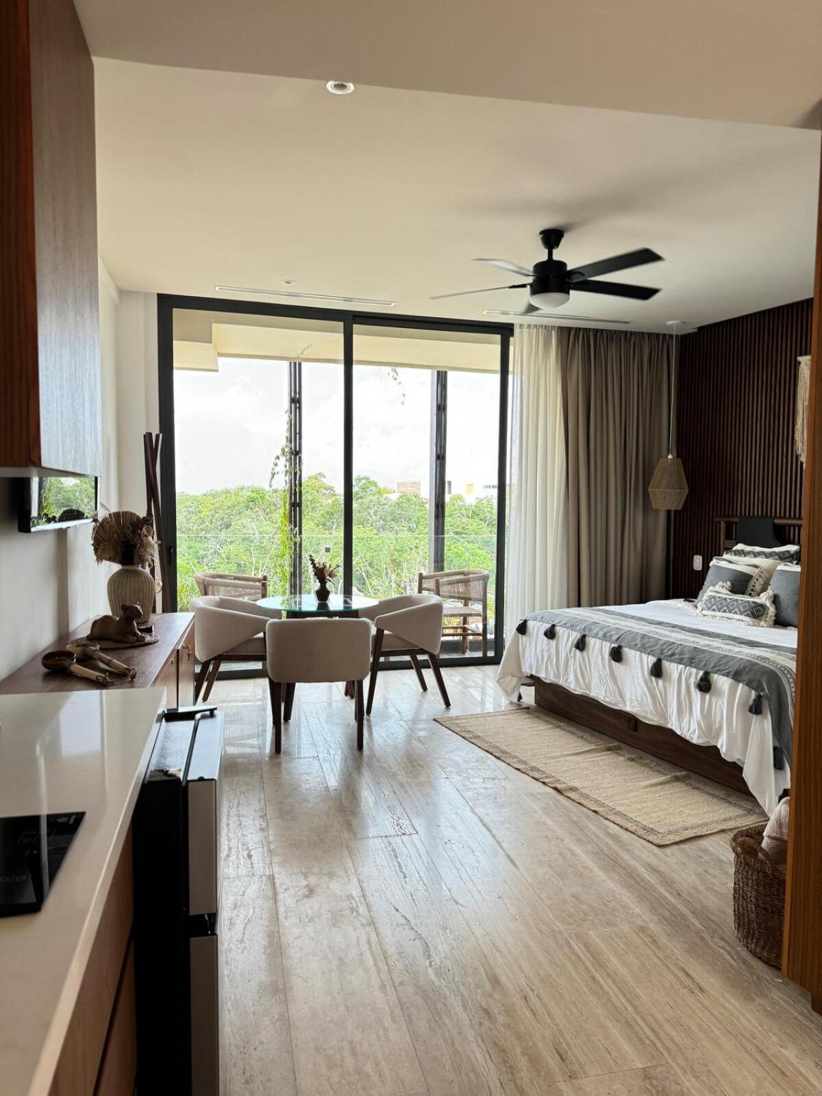 Luxurious Mistiq Gardensii Pool Beachclub *