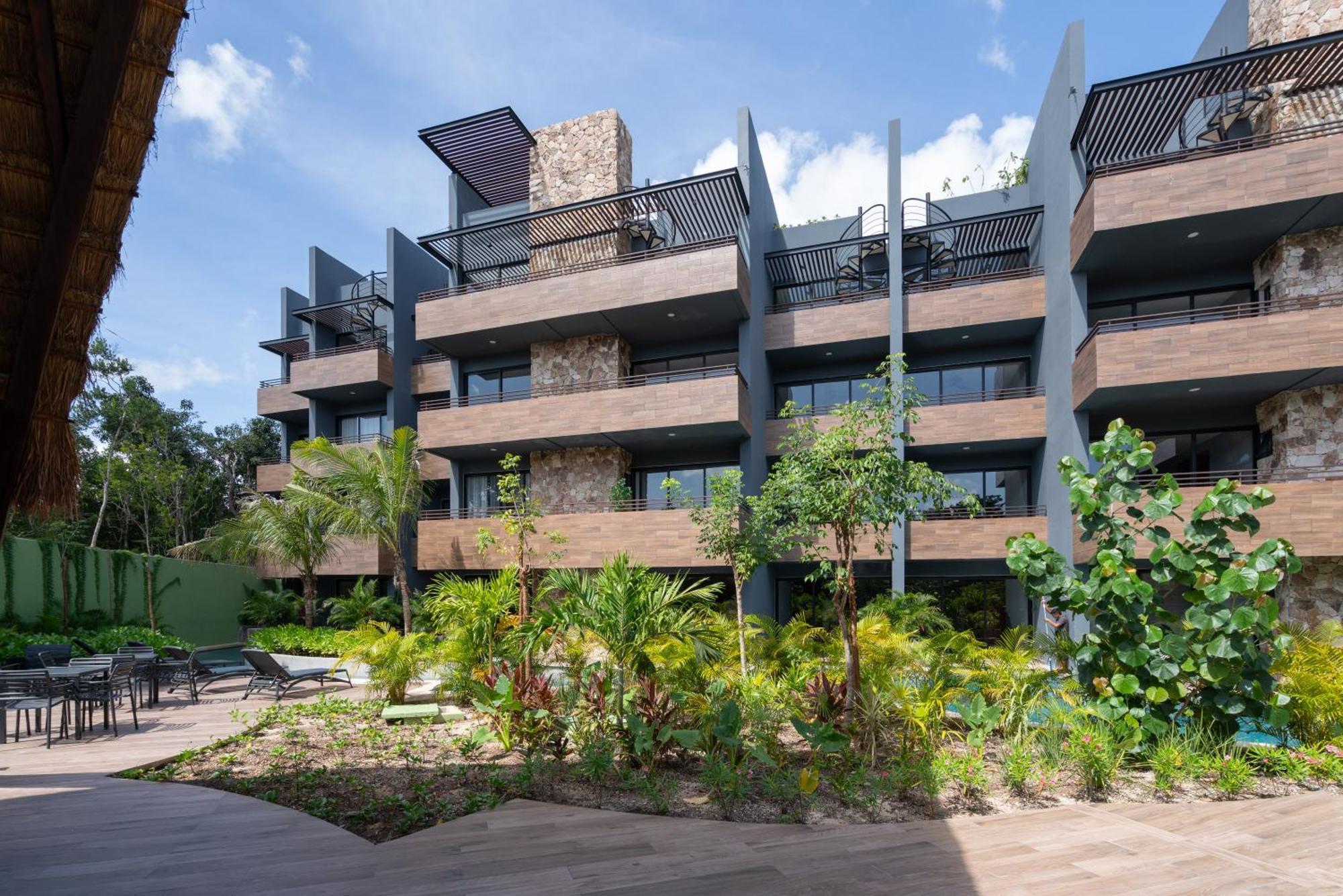 Apartment Paramar Black