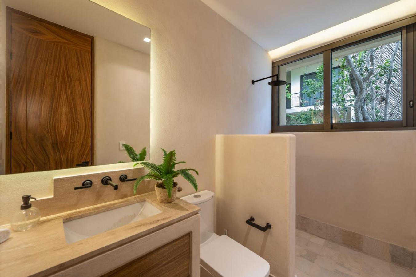 4br Amazing W/ Private Pool In *