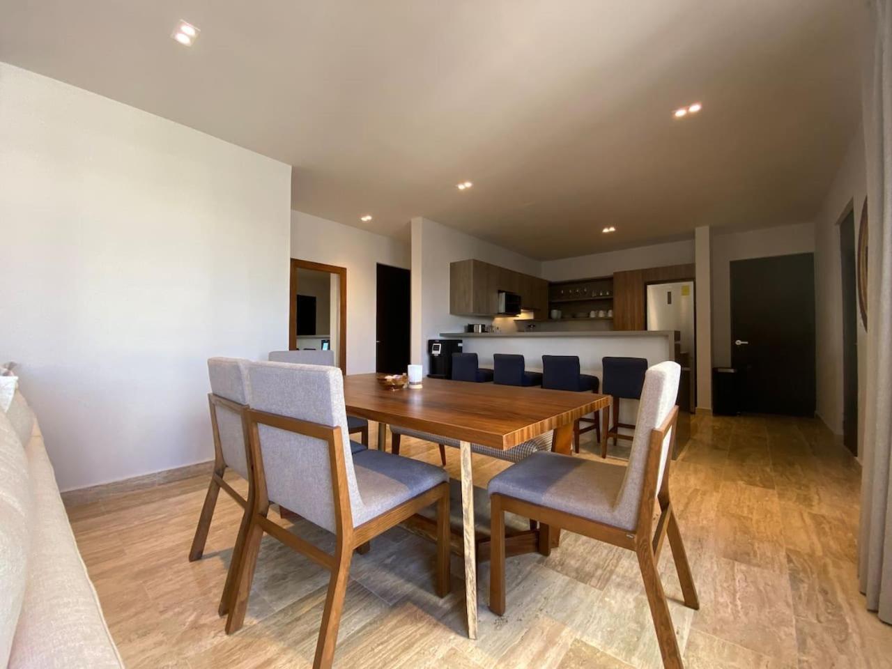 Apartment Luxe Jungle Retreat Stunning Pools Swim-up Bar Gym And Near The