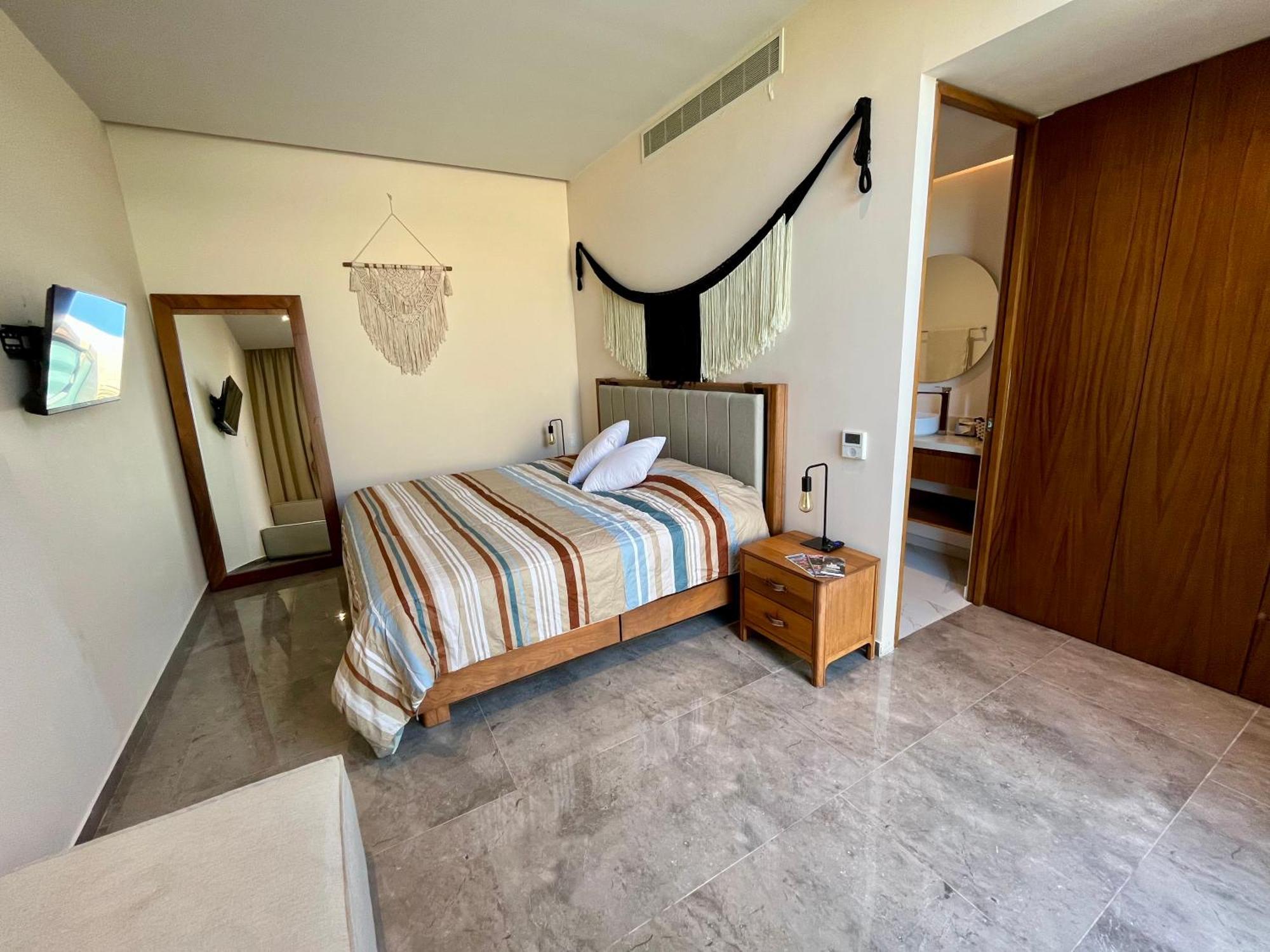 Apartment Plunge Pool Duplex Ph With Club Shuttle And Gym