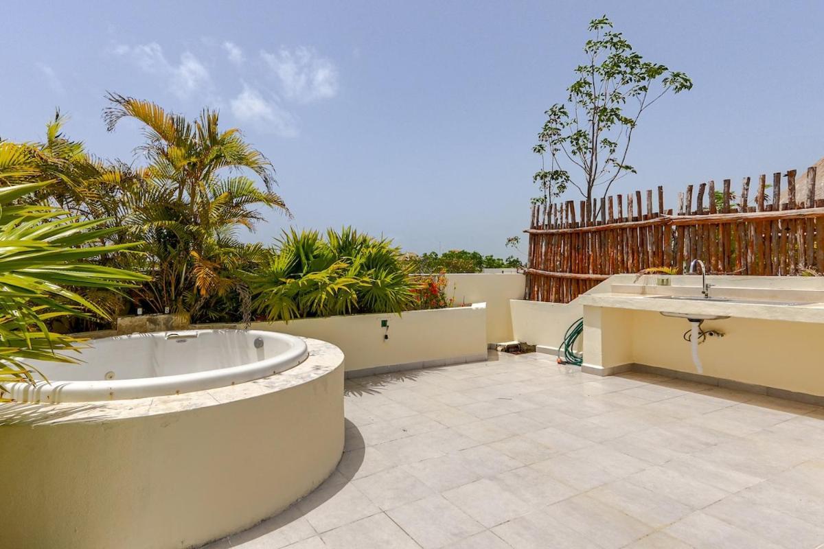 Spacious Penthouse With Private Rooftop & Jacuzzi