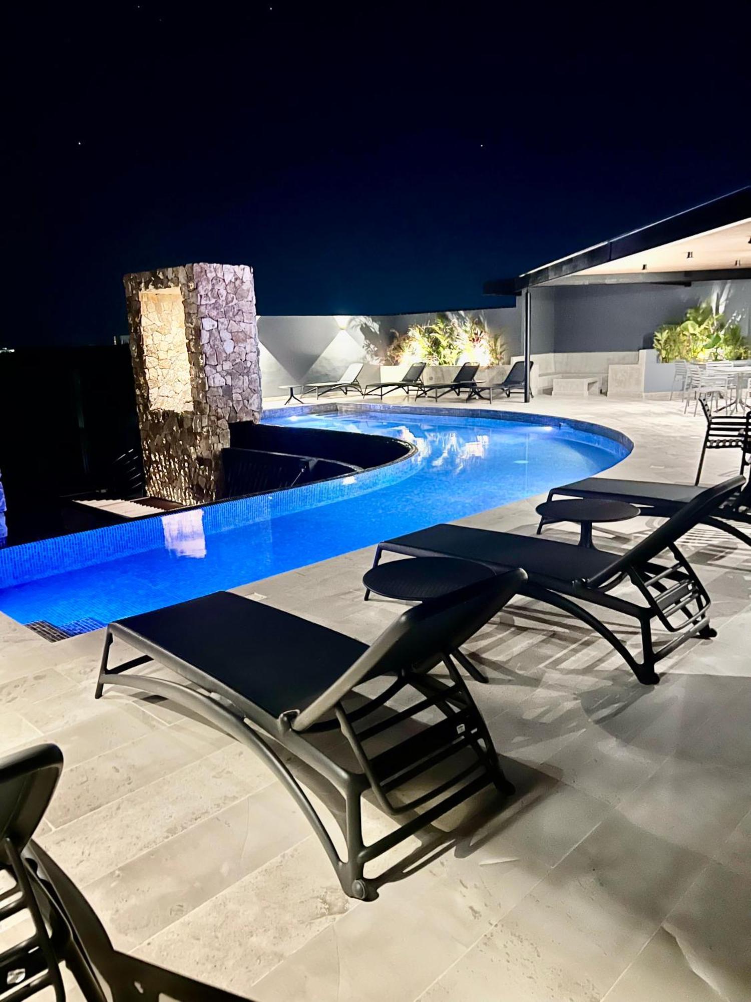 Exclusivo! 2 Dormitorios, 4 Camas, De 1 A 6 Huespedes Con Terraza Directo A La Alberca Y Otra Alberca Azotea Wifi , Gym , Sauna, Elevador Y Mas!!! *