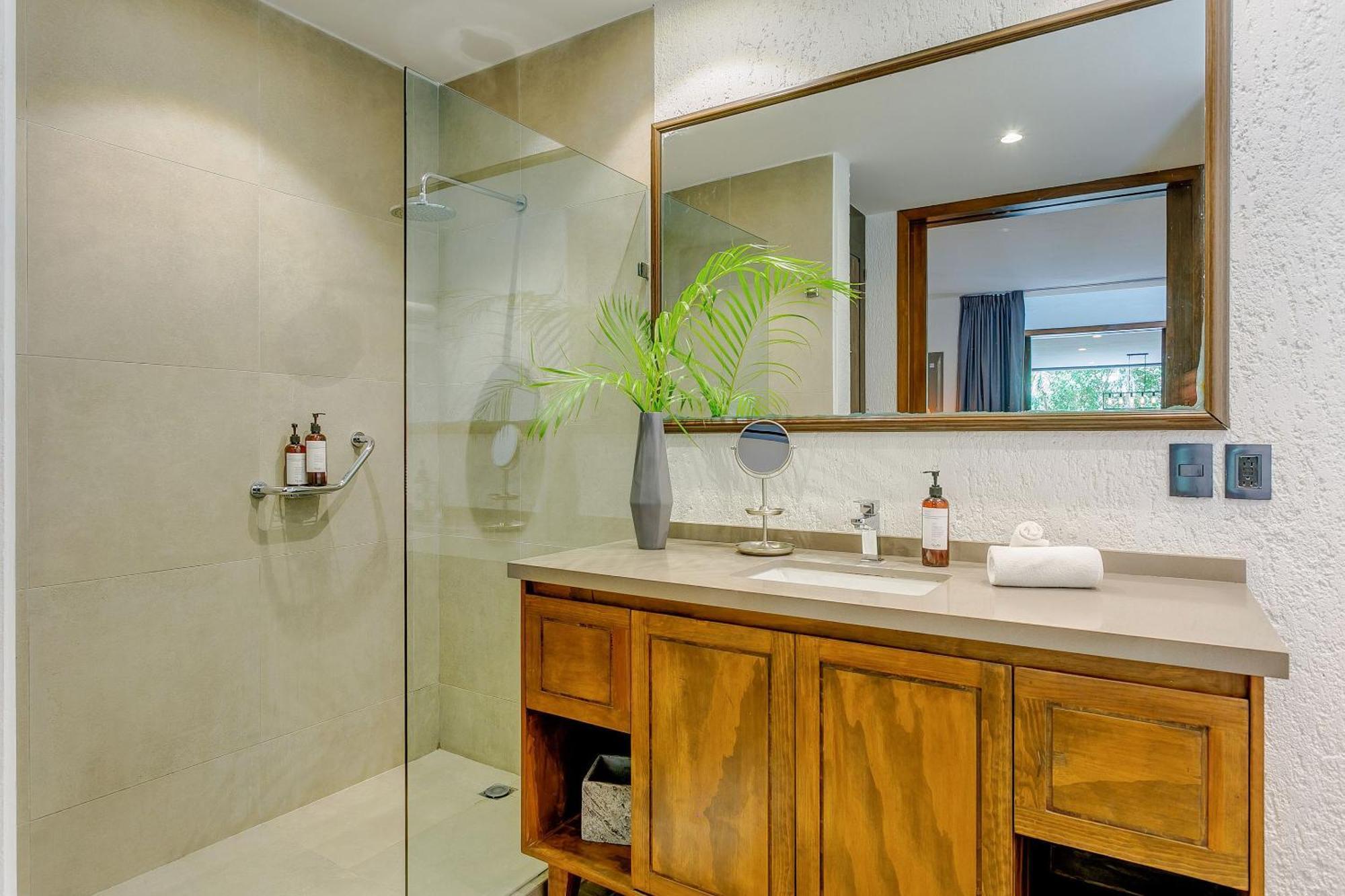 Luxurious Oasis Jacuzzi With Art Gallery And Pool Apartment