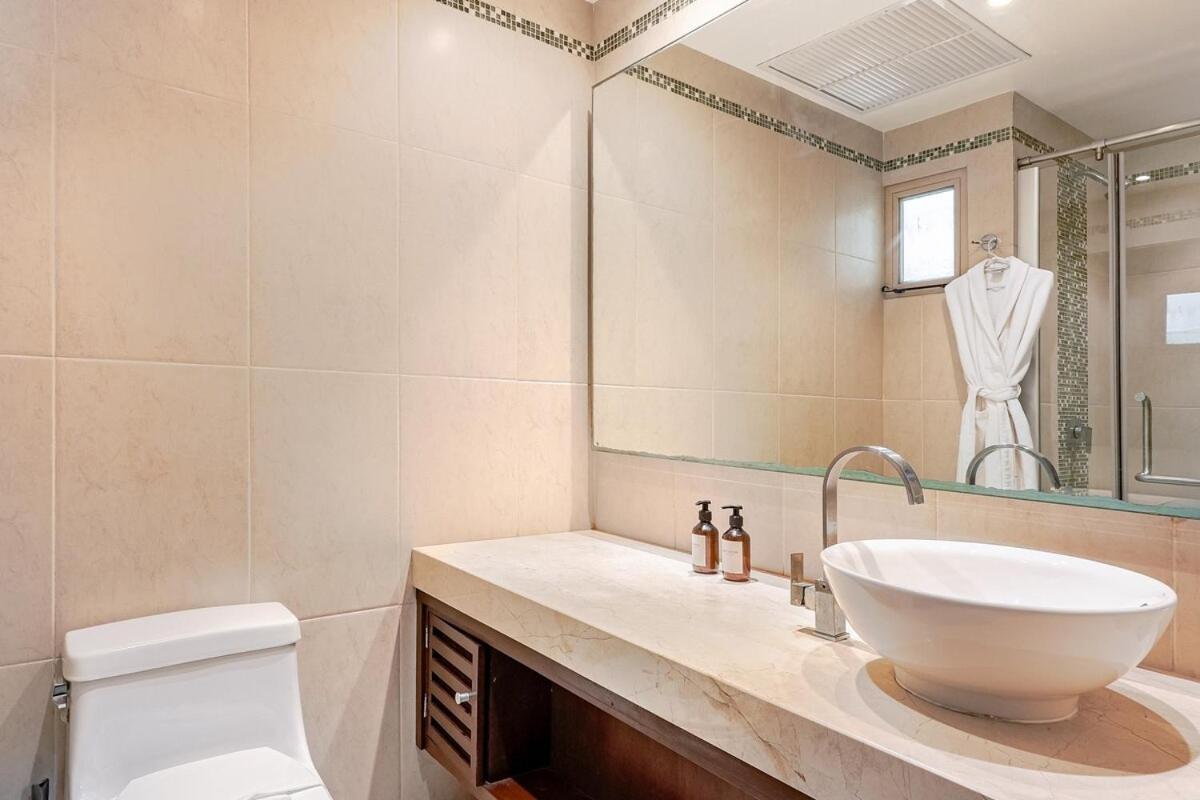 Spacious Penthouse With Private Rooftop & Jacuzzi *