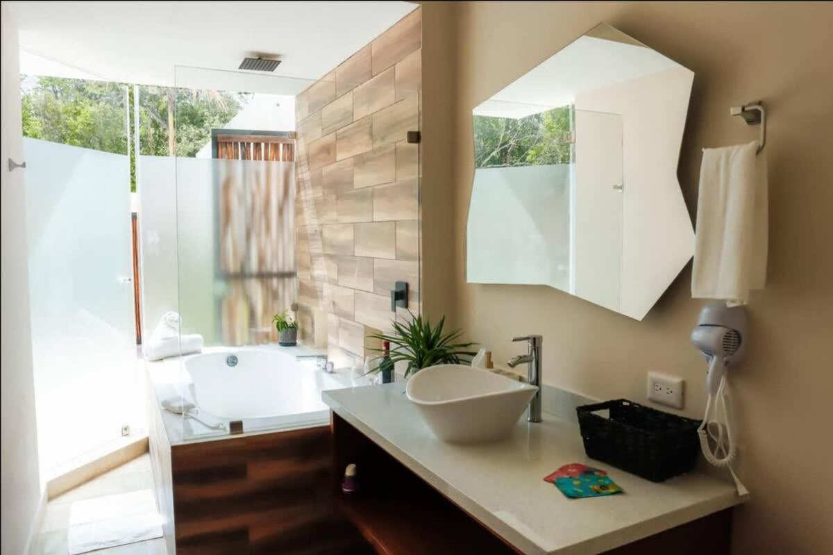 Stunning 4br Tropical Chic With Private Pool Garden & Modern Comforts *