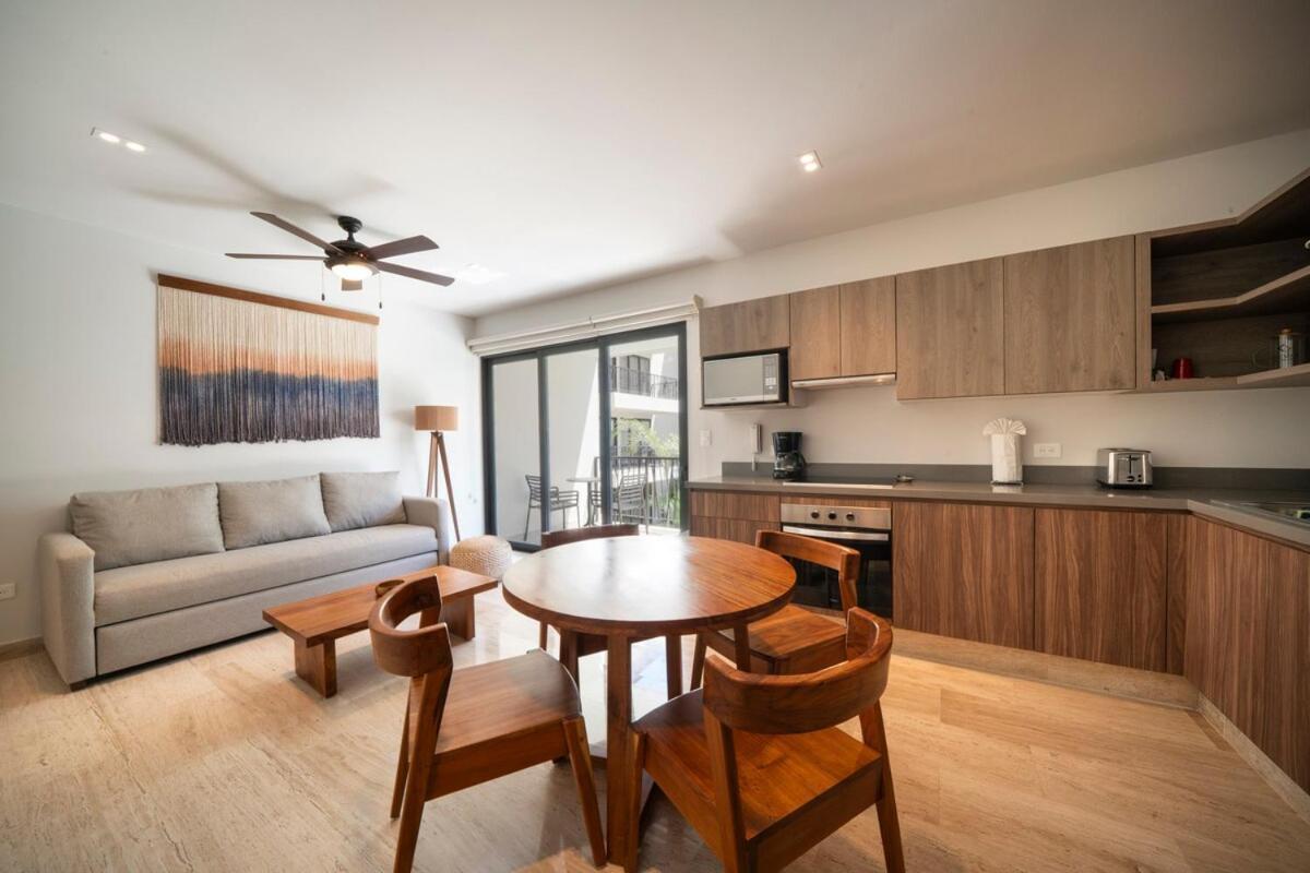 Modern In Pool And Gym Apartment