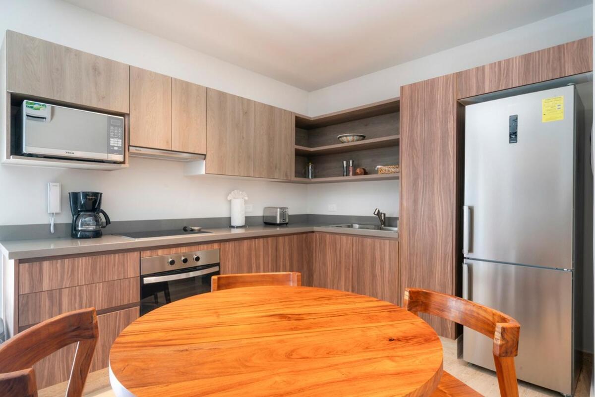 Modern In Pool And Gym Apartment