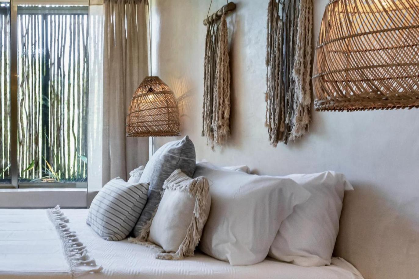 3 Bed Sleeps 6 - Private Pool & Hot Tub Apartment