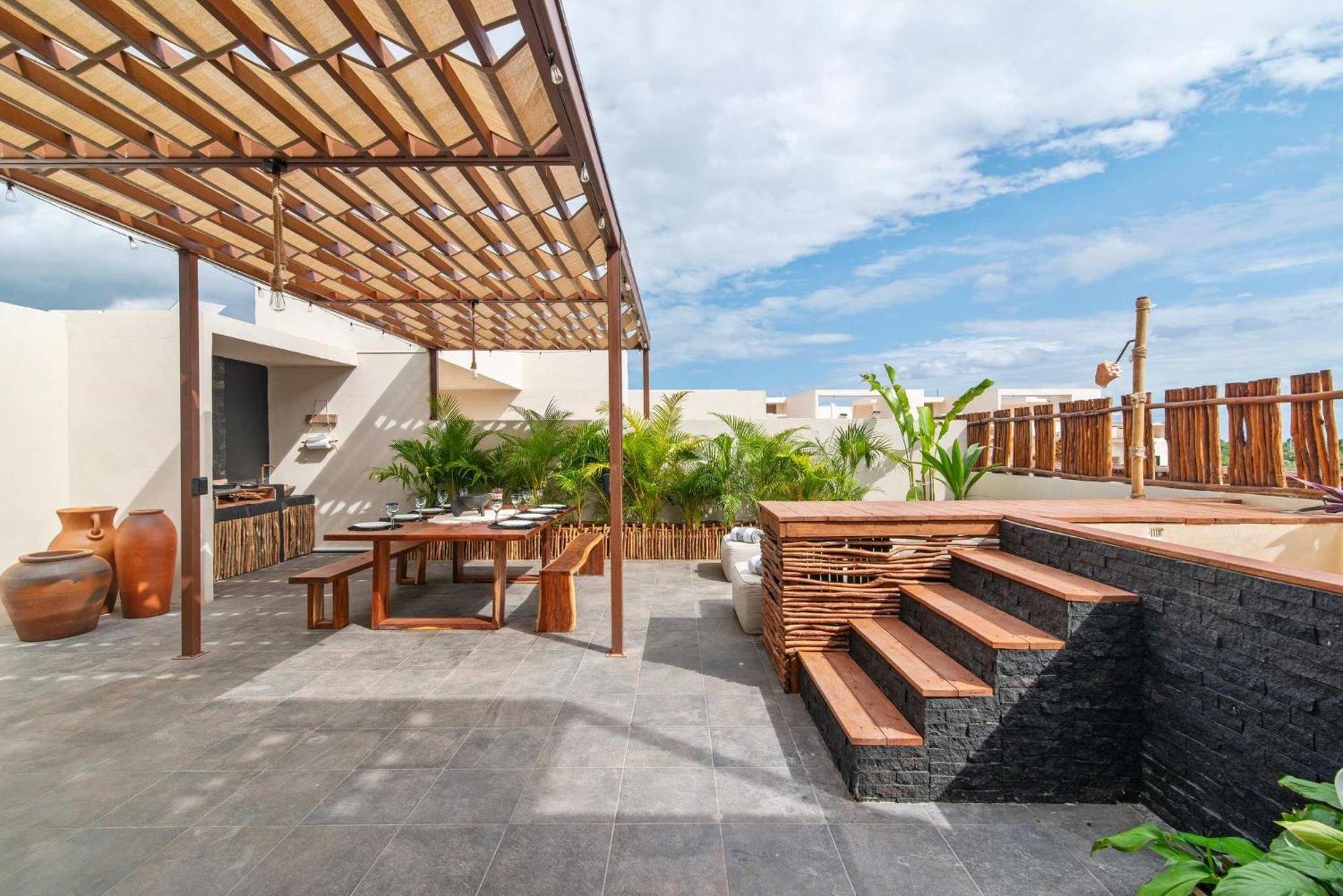 Penthouse With Rooftop Plunge Pool - Distant Ocean Apartment *