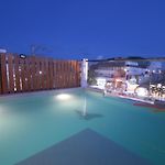 Straw Hat Hostel & Rooftop Bar
