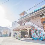 Straw Hat Hostel & Rooftop Bar