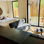 Studio W/Plunge Pool & Kitchen