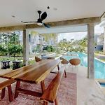 Spacious Condo, Beautiful Pool, Wi-Fi - Casa Kaanal 104