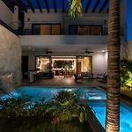Villa With Jacuzzi & Pool With Great Concierge Service