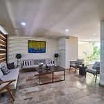Zen Oasis Swim Up Condo Pool W Tiki Hut Bar + Gym
