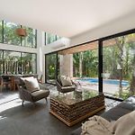 Twelve O\'Clock - Luxury Villas