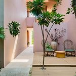 Divine 2Br W Pool Gym Yoga Classes Restaurant