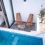 Top Level Studio With Minifridge Microwave And Splash Pool
