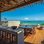 Beachfront 3Br Escape With Rooftop Sea Tankah Bay