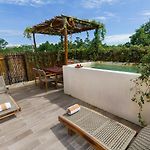 Illuminated Space y Private Pool