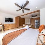 King Studio W Private Balcony Rooftop Pool And Gym