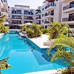 1 Bedroom With King Bed And Balcony With Amenities View