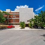 Spacious 2Br Condo With Pool And Private Balcony