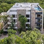 Tropical Retreat: Scooters, Hot Tub, Pool, Projector