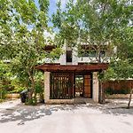 | Suite Boutique P/2 • Swim Up-Patio & Kitchenette