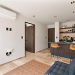 Stylish 1Br Condo With Private Pool & Balcony