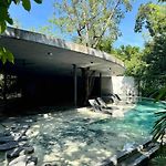 Kataluum- Luxurious Eco-Chic Ph With Pool