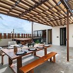 Penthouse With Rooftop Plunge Pool - Distant Ocean