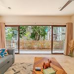 Modern Condo With Pool Fast Wifi Perfect