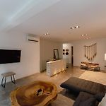 Stylish 3Br Retreat In Serene Luxury Setting