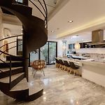 Stylish 3Br Retreat In Serene Luxury Setting
