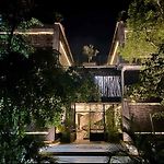 Stylish 3Br Retreat In Serene Luxury Setting