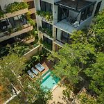 Luxury 5 Bedroom Pool Tiki Bar & Outdoor Gym