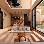 Luxury 4 Bedroom Villa With Private Rooftop Pool