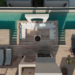 Luxury 4 Bedroom Villa With Private Rooftop Pool