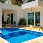 Oceanfront Home With Beach Access Pool Balconies & Waterfront Hammocks - Villa Sol
