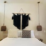 1 Bed Private Balcony Great Location