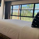 1 Bed Private Balcony Great Location