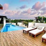 Spacious Penthouse With Pool