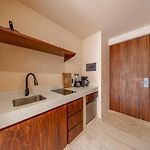 Peaceful Studio Retreat With Hot Tub And King Bed