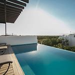 Private Roof W Plunge Pool, Brand New 2 Bedroom Penthouse For 6 Sleeps