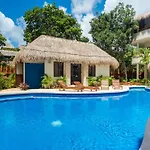 Apartamento Poolside Bliss With Private Terrace And Jacuzzi