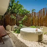 Apartamento Poolside Bliss With Private Terrace And Jacuzzi Tulum