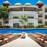 Poolside Bliss With Private Terrace And Jacuzzi Apartamento *