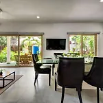 Apartamento Poolside Bliss With Private Terrace And Jacuzzi